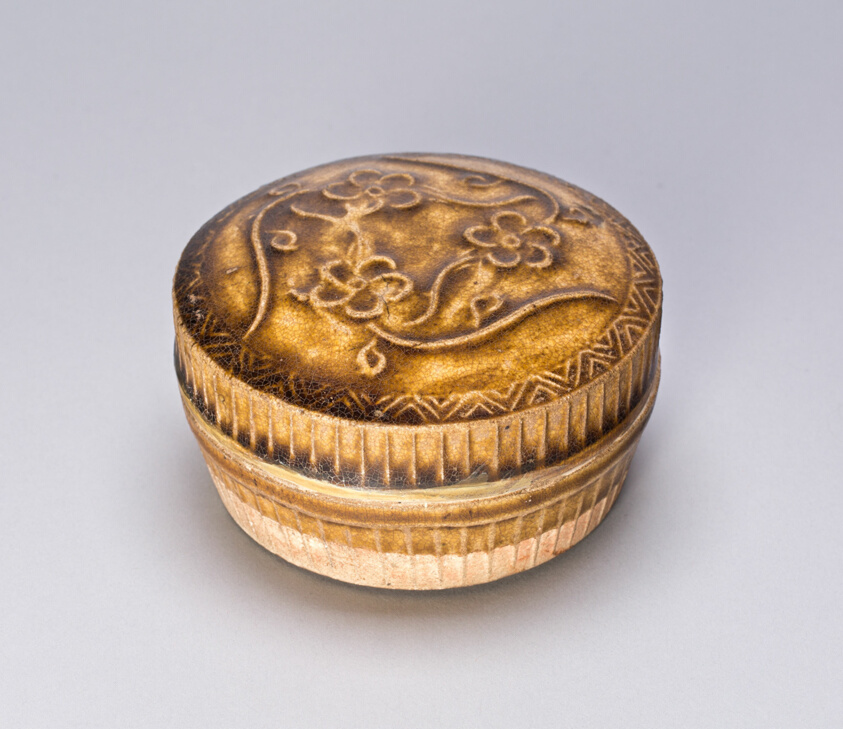 Boîte à cosmétiques couverte à décor de rinceaux de fleurettes
