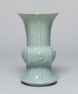 Blumenvase in Form eines Zun, eines rituellen Weingefäßes