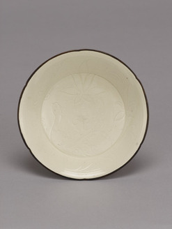 Flache Schale mit gelapptem Rand und Lotosdekor, Ding-Ware