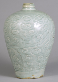 Vase mit eingeritztem Wolkenmuster