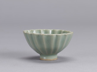 Gelappte chrysanthemenförmige Tasse, Longquan-Ware